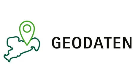 Auf der rechten Seite des Bildes steht der Schriftzug "Geodaten". Links daneben befindet sich ein etwas kleiner dargestellter Umriss von Sachsen. Auf diesem Umriss befindet sich eine Markierung, welche auf den Standpunkt Dresden verweist.