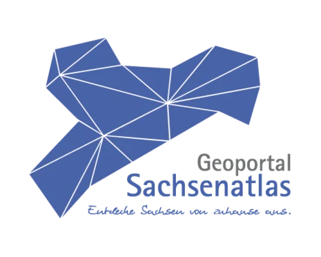 Das Bild zeigt eine blaue Fläche in der Form von Sachsen, die die drei größten Städte (Dresden, Chemnitz und Leipzig) mit weißen Linien verbindet. Darunter stehen Begriffe wie "Geoportal", "Sachsenatlas" und "Entdecke Sachsen von zuhause aus".