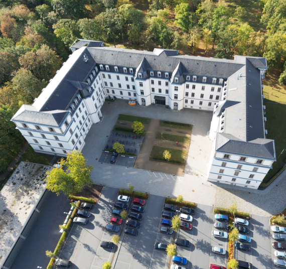Das Bild zeigt das GeoSN aus Drohnenperspektive in der Luft