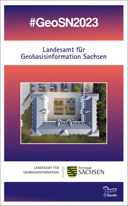 Auf dem Bild ist das Gebäude des GeoSN aus der Luft zu erkennen.  Auffallend ist die große Überschrift #GeoSN2023.