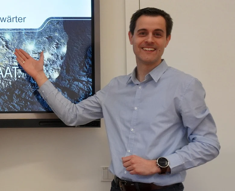 In diesem Bild zeigt der Referent Markus Schueler auf seine Präsentation.