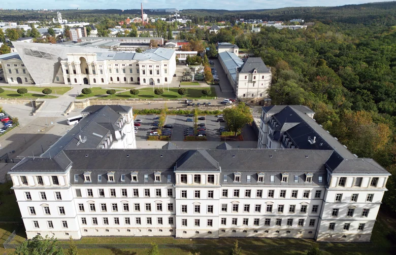 Das Bild zeigt eine Drohnenansicht des GeoSN. Im Hintergrund sind viele Bäume und Gebäude wie bspw. dass Militärhistorische Museum zu erkennen.