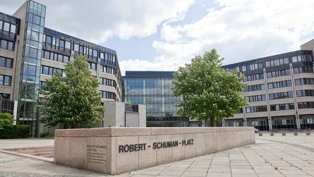Es wurde auf diesem Bild der Robert-Schuman-Platz fotografiert, wobei im Hintergrund das Gebäude des Oberprüfungsamtes in Bonn zu erkennen ist.