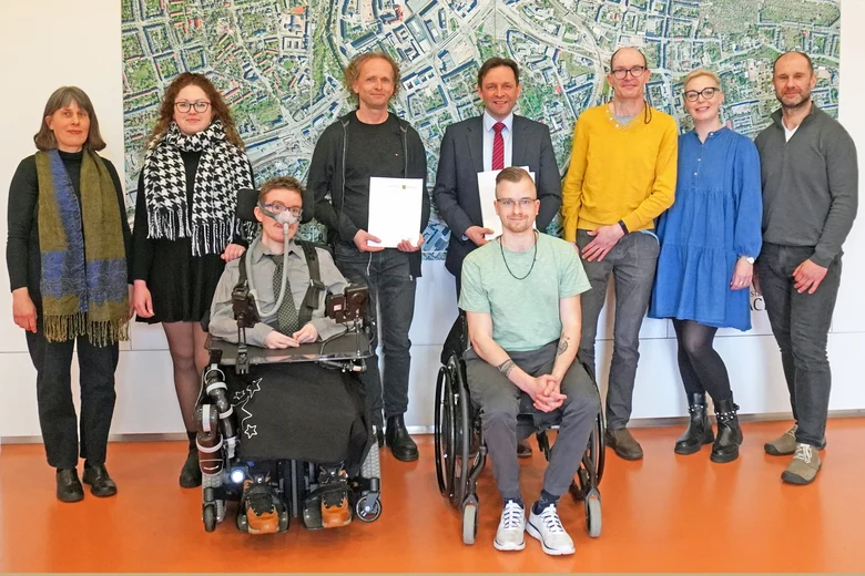 Gruppenfoto mit behinderten neuen  Kollegen, Mitarbeitern der AWO und dem Pr&auml;sident des GeoSN mit Referat Personal