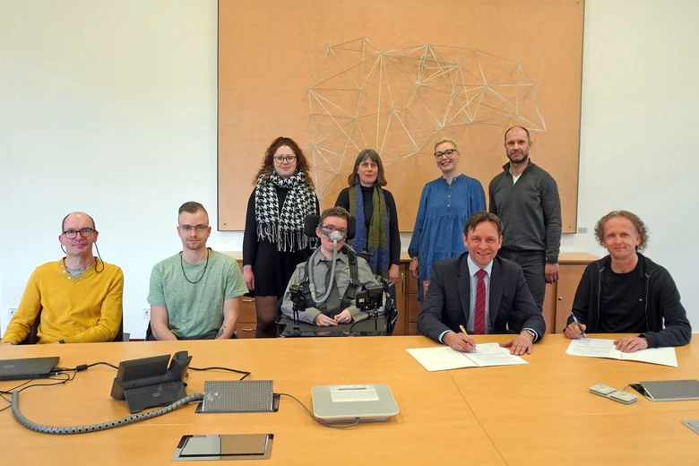 Unterzeichnung der Vertr&auml;ge AWO mit dem GeoSN, Gruppenfoto mit allen Beteiligten
