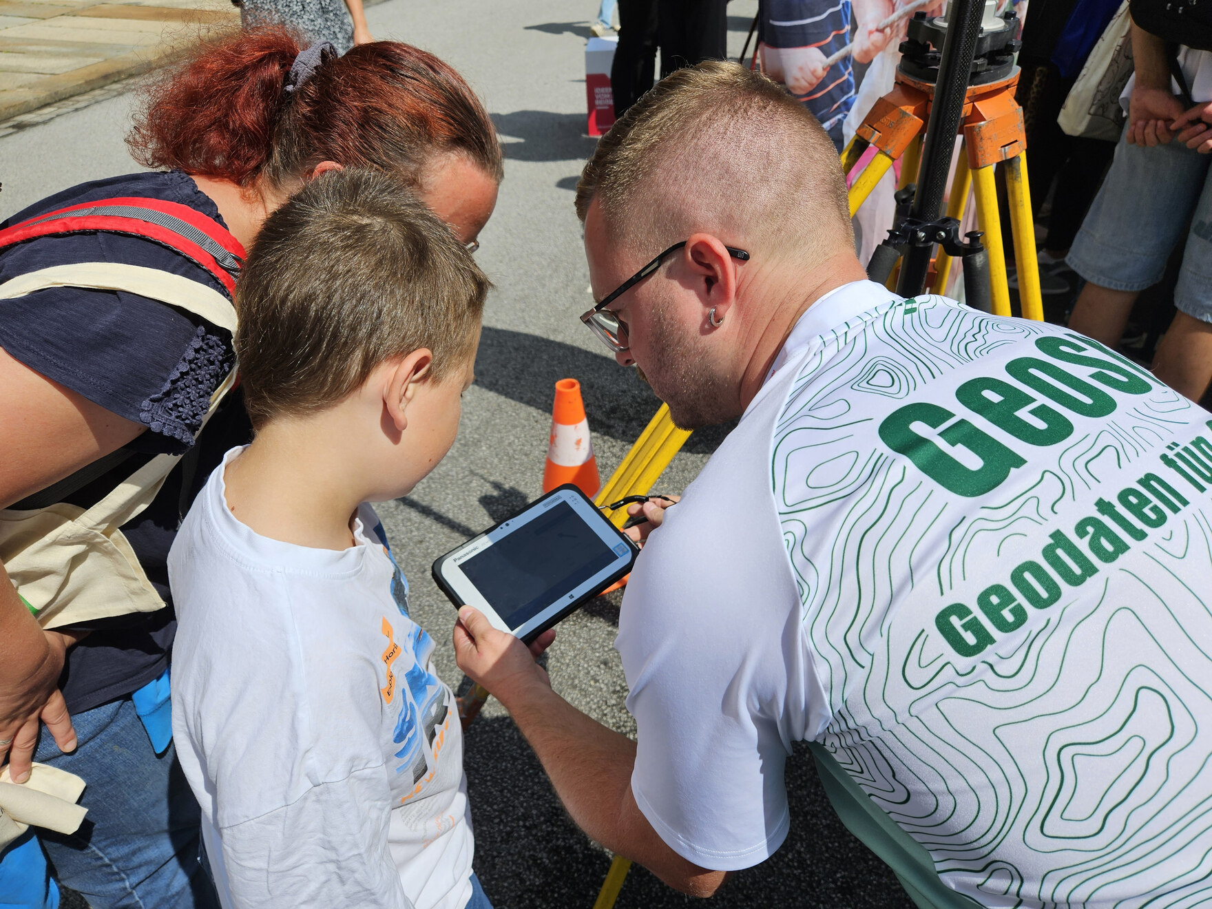 Willi Schuster (rechts) vom GeoSN im Gespräch mit Standbesuchern