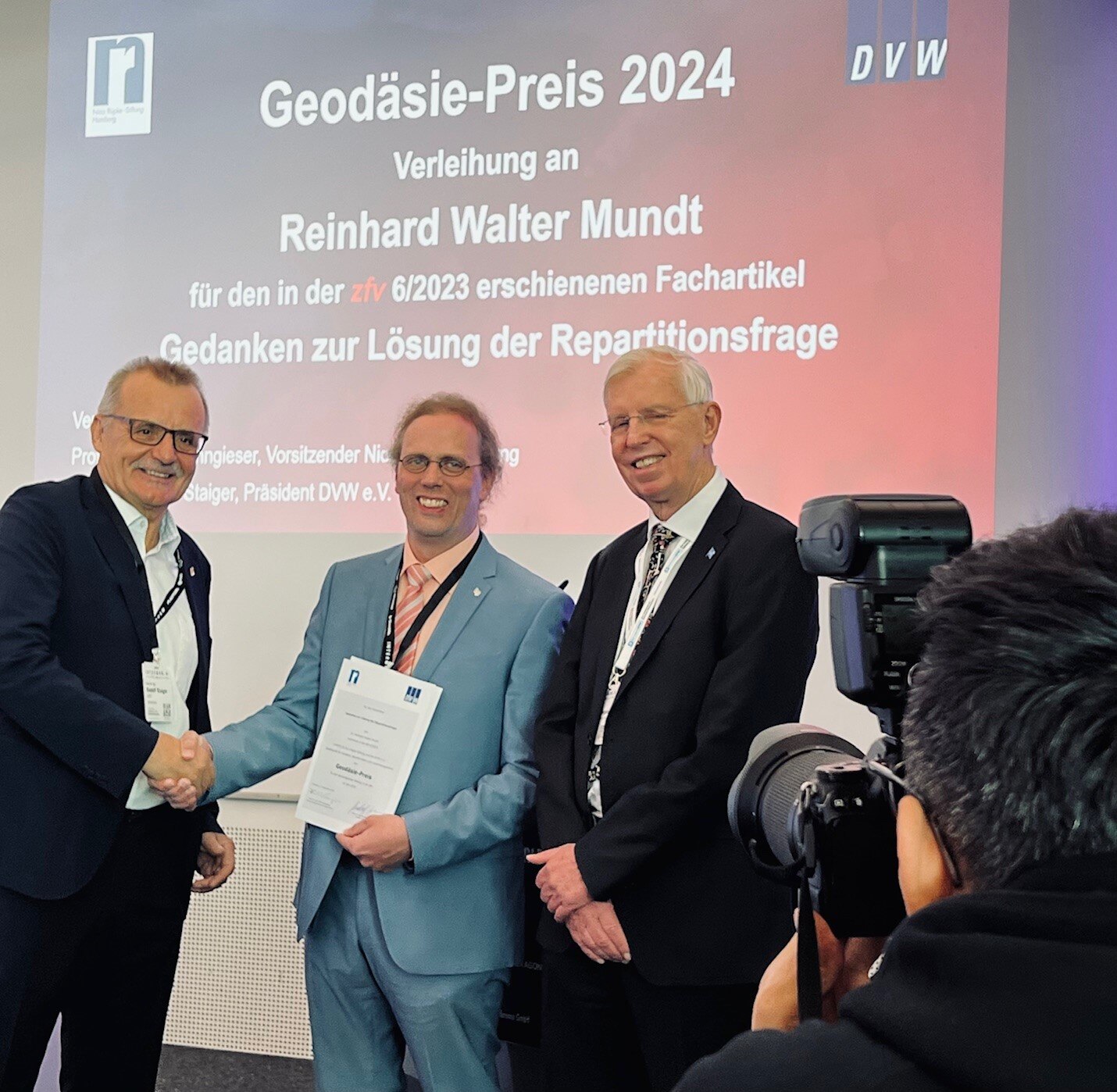 Dr. Reinhard Mundt erhält den renommierten Geodäsie-Preis