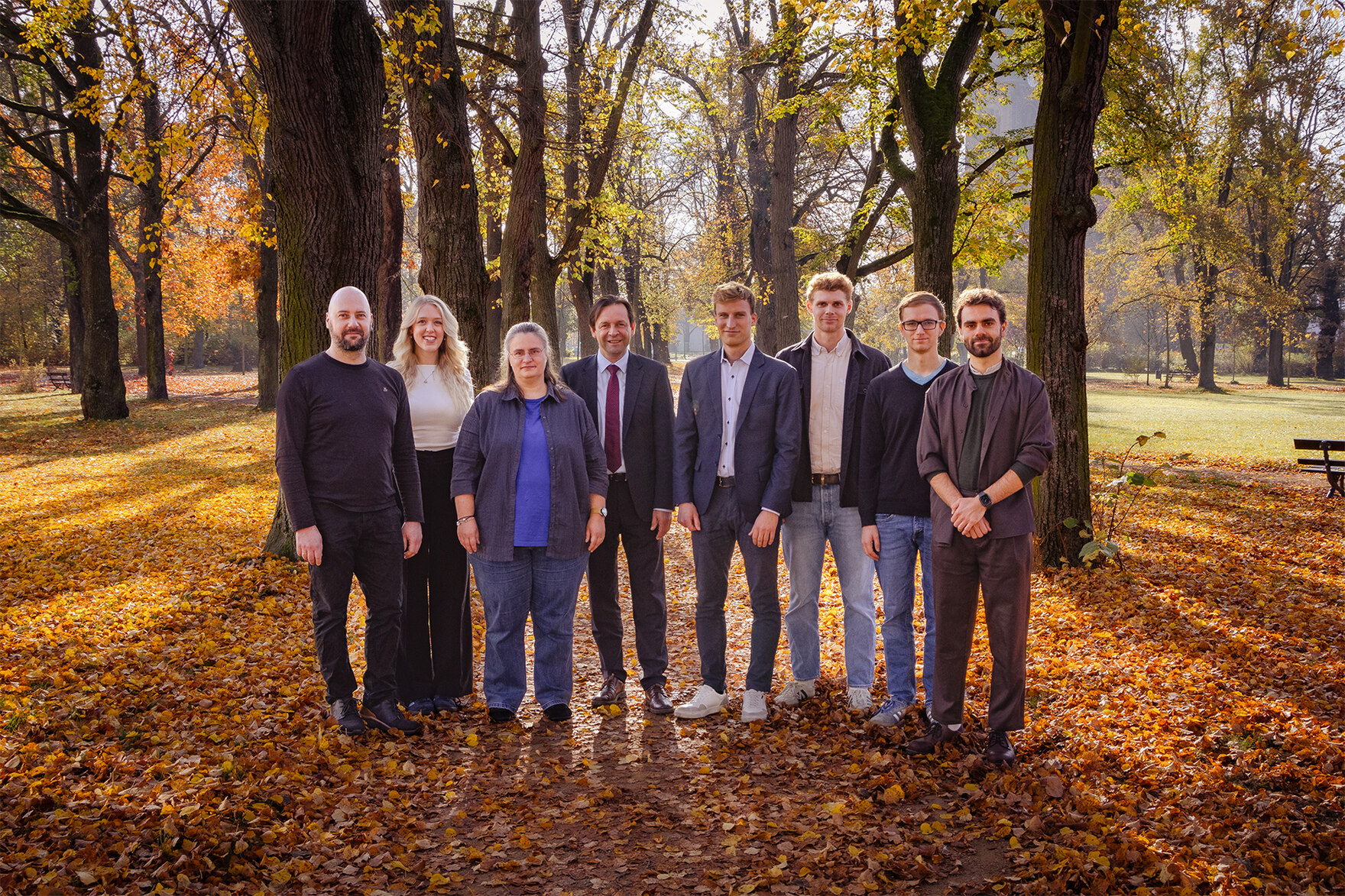 Das GeoSN-Ausbildungsteam: Steffen Buttra, Lina Erdmann und Simone Baier (v.l.) mit GeoSN-Präsident Ronny Zienert sowie dem Anwärter und den drei neuen Referendaren