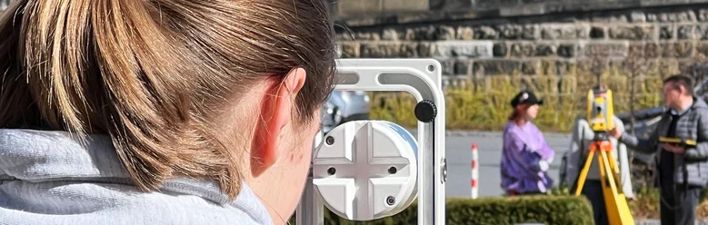 Girls'Day-Teilnehmerin am Vermessungsgerät