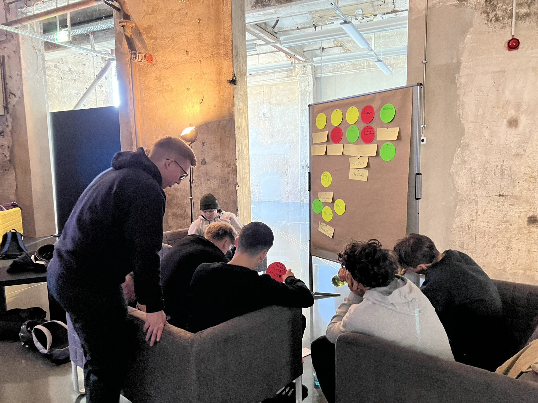 Lukas Garte von Esri Deutschland mit den Teilnehmern des Workshops beim Ideen finden