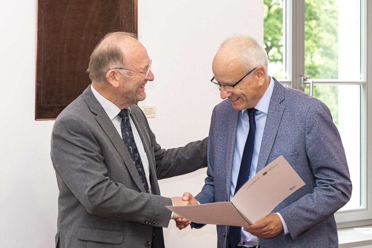 Dr. Gunnar Katerbaum vom GeoSN (rechts) dankt Herrn Lothar Kurtze