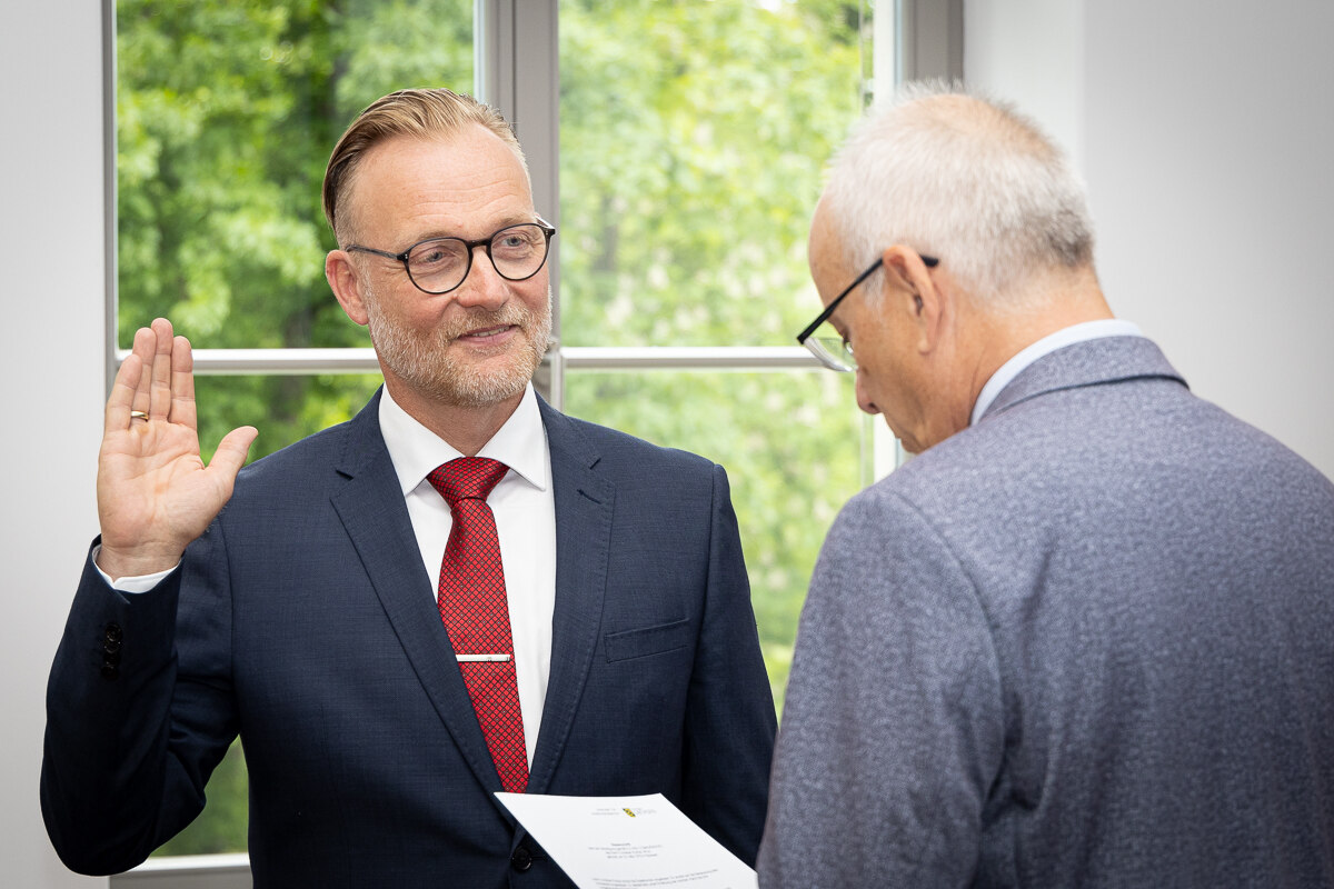 Herr Christian Kurtze (links im Bild) wird von Dr. Gunnar Katerbaum (Abteilungsleiter im GeoSN) zum ÖbVI bestellt
