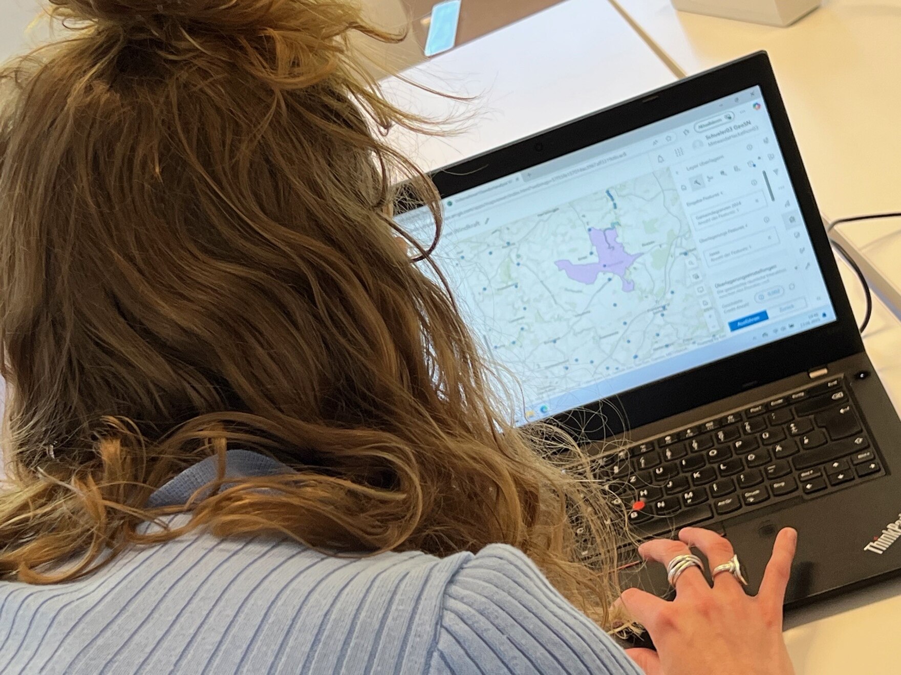 City4Future-Hackathon in Mittweida - Teilnehmerin am Rechner