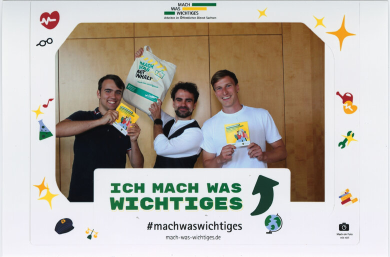 dualer Student Fabian und unsere Vermessungsreferendare Bernhard-Alexander und Jan Ole in der Mach Was Wichtiges Fotobox