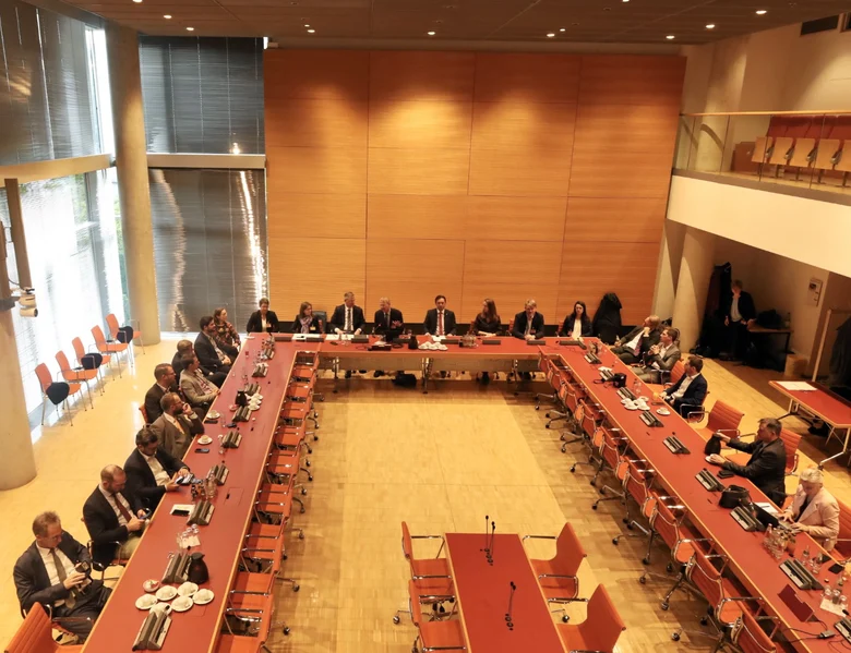 Blick von oben in den Saal des Jakob-Kaiser-Hauses des Deutschen Bundestages zur parlamentarischen Informationsveranstaltung des Bundesministeriums des Innern (BMI) zum Digitalen Zwilling Deutschland