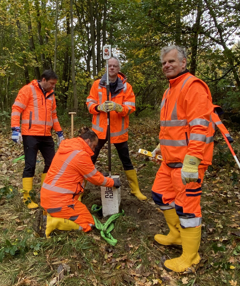 GeoSN-Präsident Ronny Zienert,  Andreas Koch (Ref. 33), Rolf Ortgieß (Ref. 33) und Bernd Augsburg (Ref. 33) [v. l. n. r.] beim Versetzen des Grenzsteins