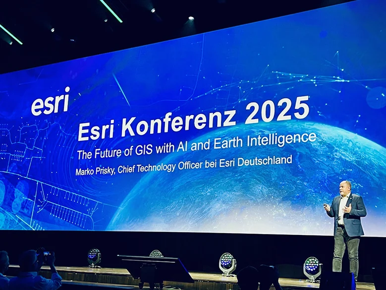 Blick auf die Bühne bei der Esri Konferenz 2025