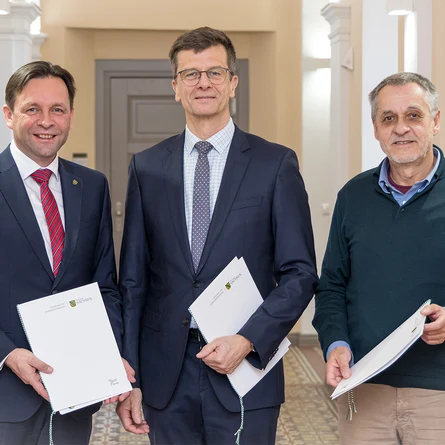 Unterzeichnung der Kooperation durch Ronny Zienert (GeoSN), Uwe Hofmann (Schulleiter, Gym. DD-Plauen) und Roman Starý (Esri)