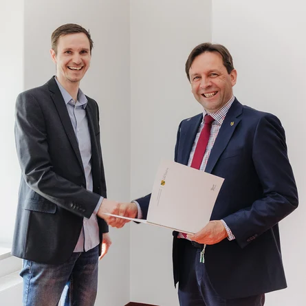 Matthias Evermann mit GeoSN-Präsident Ronny Zienert bei der Vereidigung zum ÖbVI