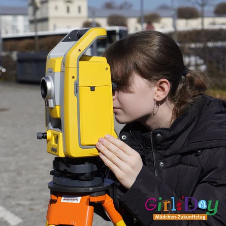 Girls'Day-Teilnehmerin am Tachymeter