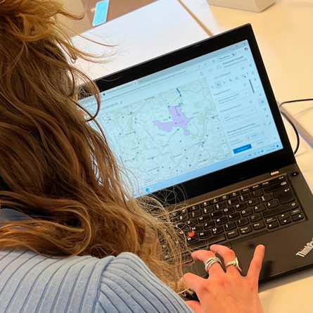 City4Future-Hackathon in Mittweida - Teilnehmerin am Rechner
