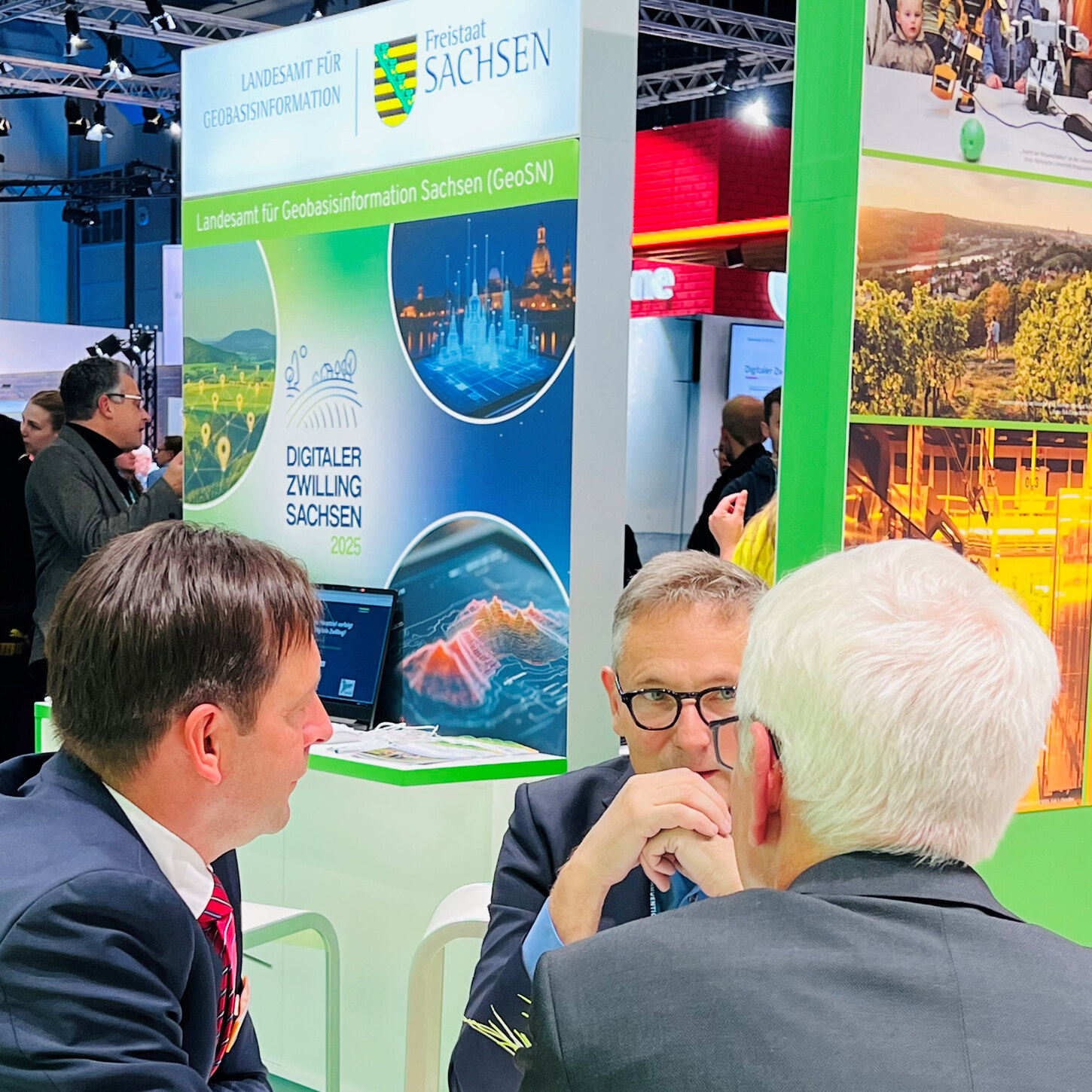 Gespräche am GeoSN-Stand