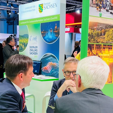 Gespräche am GeoSN-Stand