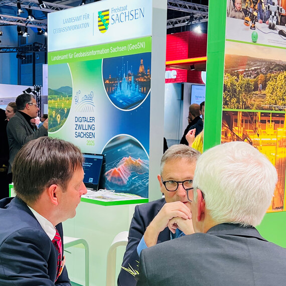 Gespräche am GeoSN-Stand