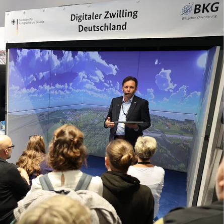 GeoSN-Präsident Ronny Zienert hält einen Vortrag auf der INTERGEO 2025