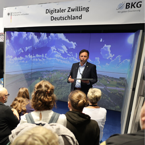 GeoSN-Präsident Ronny Zienert hält einen Vortrag auf der INTERGEO 2025