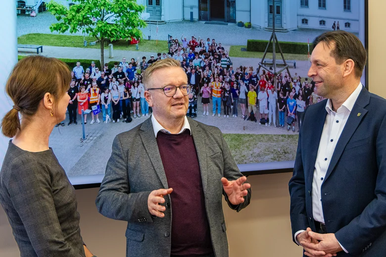 Staatssekretär Sören Trillenberg (Mitte) mit SMIL-Abteilungsleiterin Kathleen Kaiser-Brockmann und GeoSN-Präsident Ronny Zienert