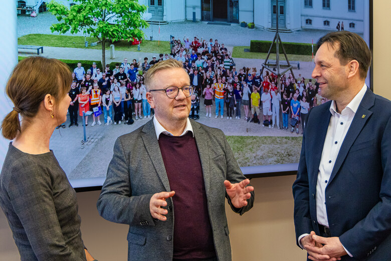 Staatssekretär Sören Trillenberg (Mitte) mit SMIL-Abteilungsleiterin Kathleen Kaiser-Brockmann und GeoSN-Präsident Ronny Zienert