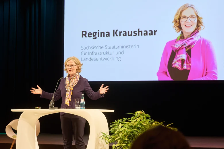 Sächsische Staatsministerin für Infrastruktur und Landesentwicklung Regina Kraushaar bei der Eröffnungsrede