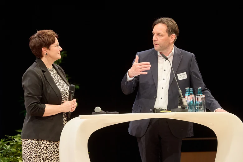 GeoSN-Präsident Ronny Zienert im Gespräch mit der Geschäftsführerin futureSAX Susanne Stump