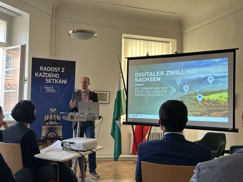 •	Dr. Stefan Wiemann, Landesamt für Geobasisinformation Sachsen Der Digitale Zwilling Sachsen – die Verbindung von Stadt und Land für smarte Regionen „Was wäre schöner als der Freistaat Sachsen? Zwei Freistaaten – ein Zwilling!“