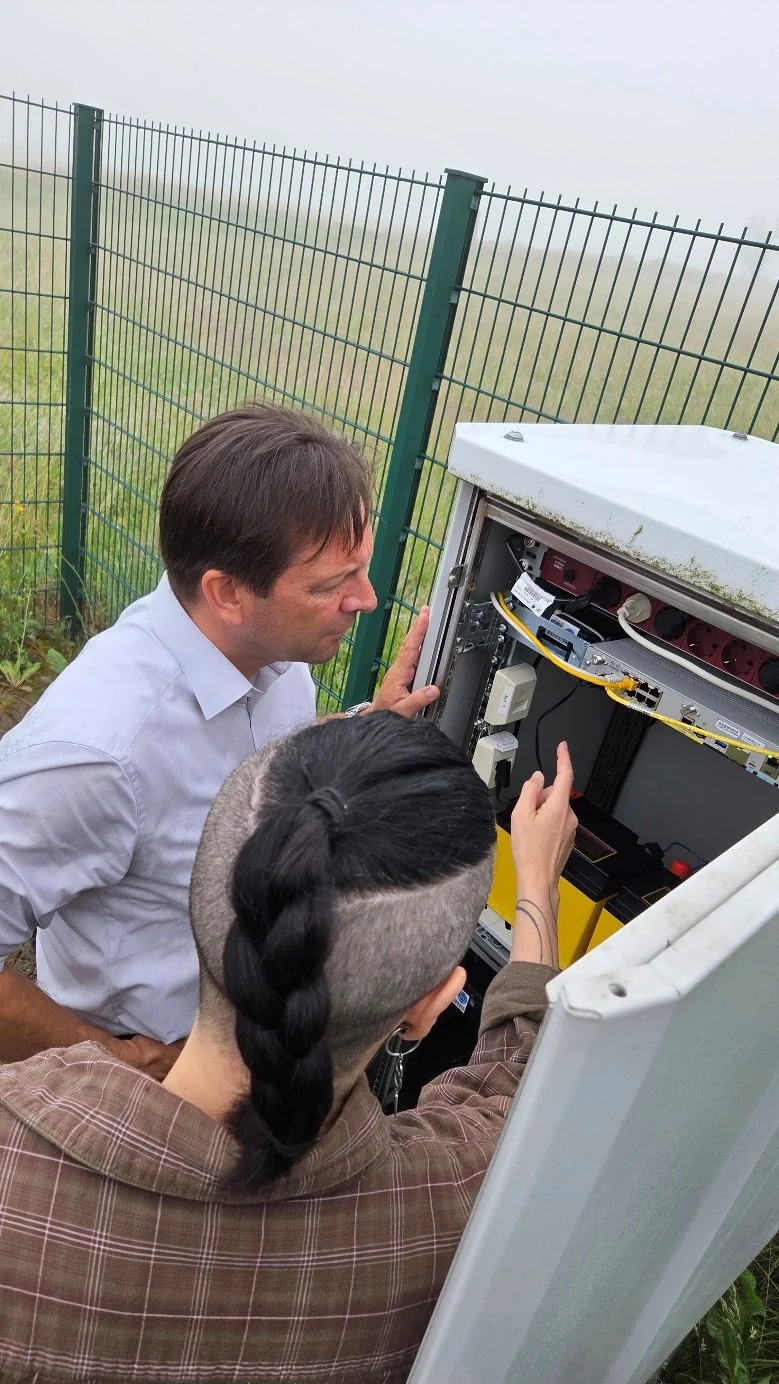 Ronny Zienert und Grit Moosdorf am Outdoor-Serverschrank