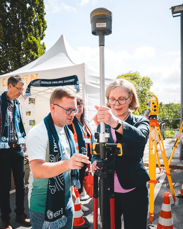 Regina Kraushaar, die Sächsische Staatsministerin für Infrastruktur und Landesentwicklung  mit Willi Schuster vom GeoSN