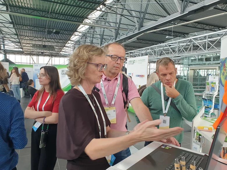 Anja Jacobi vom GeoSN im Kundengespräch