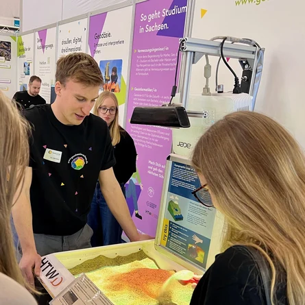 Jan Ole Böllert vom GeoSN erklärt die Sandbox interessierten Besuchern auf der KarriereStart 2026