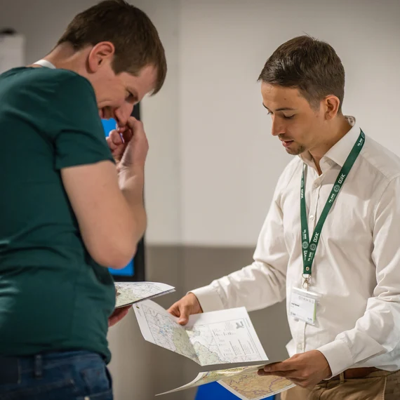 Gespräch am Stand