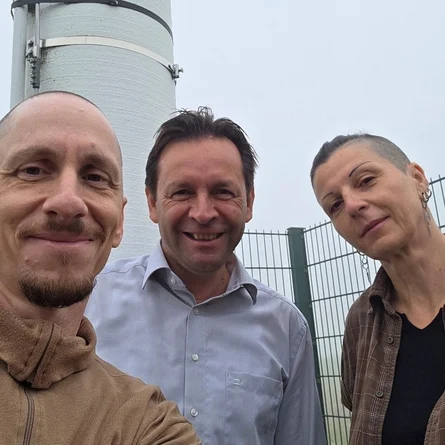 Martin Köhr, Ronny Zienert und Grit Moosdorf bei der SAPOS-Referenzstation