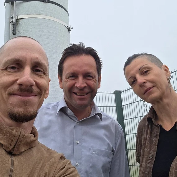 Martin Köhr, Ronny Zienert und Grit Moosdorf bei der SAPOS-Referenzstation