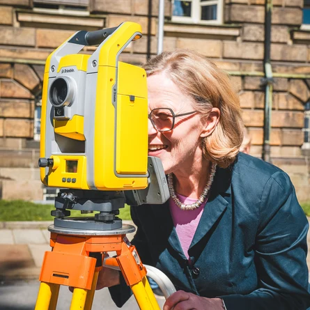 Sächsische Staatsministerin für Infrastruktur und Landesentwicklung Regina Kraushaar schaut durchs Tachymeter