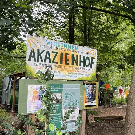 Eingang vom Akazienhof