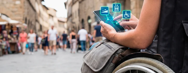 Rollstuhlfahrer navigiert mit Handy