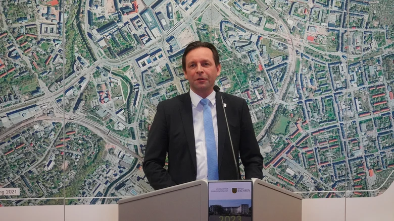 Das Bild zeigt Ronny Zienert hinter einem Rednerpult, wo er sich als Präsident vorstellt.