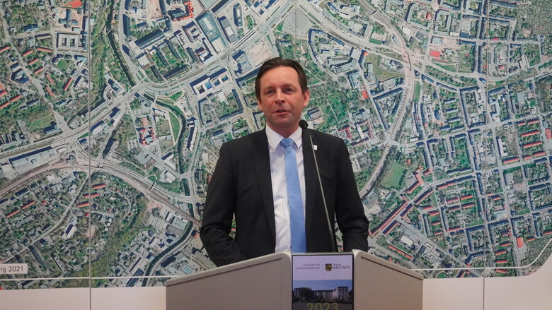 Das Bild zeigt Ronny Zienert hinter einem Rednerpult, wo er sich als Präsident vorstellt.