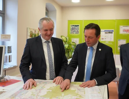Thomas Schmidt und Ronny Zienert schauen sich gemeinsam eine Karte an.