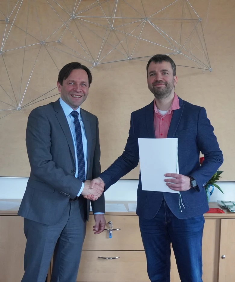 Auf dem Bild sind Ronny Zienert und Martin Meyer, welcher zum Öffentlich bestellten Vermessungsingenieur bestellt wurde.