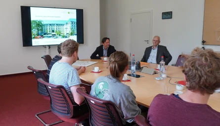 Pr&auml;sident Herr Zienert und Abteilungsleiter "Geobasisdaten/Service" Herr Dr. Katerbaum begr&uuml;&szlig;en die Studierenden im GeoSN